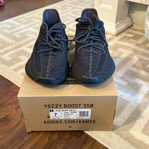 Black Yeezy tennis shoe, size 7